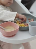 Beaba Набор посуды (2 тарелки на присоске, стакан, ложка) Eucalyptus — изображение 2