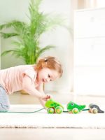 Hape Игрушка-каталка на веревочке Семья лягушек на прогулке — изображение 2