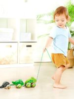 Hape Игрушка-каталка на веревочке Семья лягушек на прогулке — изображение 5