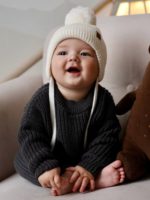 ToucanKids Шапочка вязаная на завязках с помпоном экрю — изображение 4