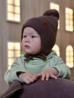 ToucanKids Шапочка вязаная на завязках с помпоном кофе — изображение 3