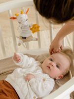 Fehn Музыкальная игрушка-подвеска светящаяся в темноте Жираф — изображение 2