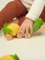 Oli&Carol Машинка-прорезыватель на деревянных колесах Pepino the Cucumber — изображение 2