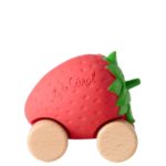 Oli&Carol Машинка-прорезыватель на деревянных колесах Sweetie the Strawberry