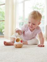 Hape Игрушка-неваляшка Домик для цыпленка — изображение 2