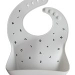 Mushie Силиконовый нагрудник White Letters
