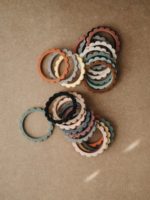 Mushie Прорезыватель Flower Bracelet Dove Black/Caramel/Natural — изображение 4