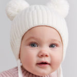 Happy Baby Шапка с помпонами на завязках молочная