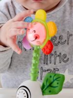 Hape Игрушка-погремушка Светящийся Цветок — изображение 6
