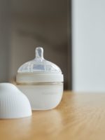 Mombella Антиколиковая силиконовая бутылочка 120мл Wide Neck белая — изображение 10