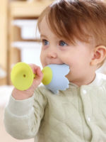 Hape Погремушка-прорезыватель на присоске Голубой цветок — изображение 2