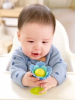 Hape Погремушка-прорезыватель на присоске Голубой цветок — изображение 6