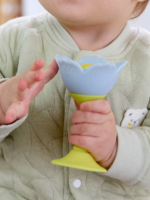 Hape Погремушка-прорезыватель на присоске Голубой цветок — изображение 5