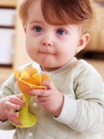 Hape Погремушка-прорезыватель на присоске Оранжевый цветок — изображение 4