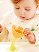 Hape Погремушка-прорезыватель на присоске Оранжевый цветок — изображение 5