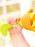 Hape Погремушка-прорезыватель на присоске Оранжевый цветок — изображение 2