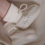 Наследник Выжанова Вязаные пинетки с вышивкой натуральный