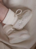 Наследник Выжанова Вязаные пинетки с вышивкой натуральный
