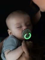 BIBS Пустышка ночная Colour Glow Latex Dark Oak 18-36 месяцев — изображение 2