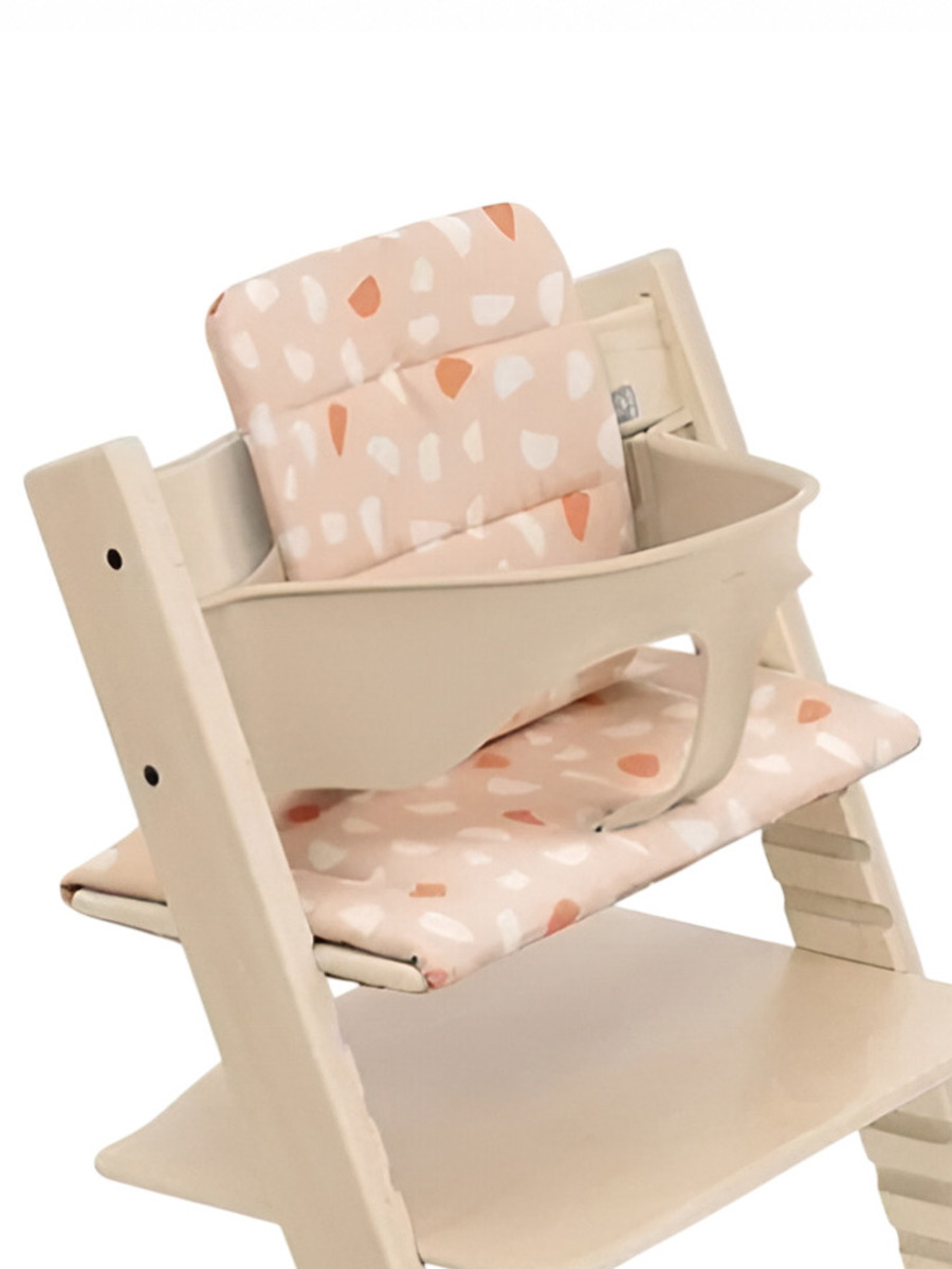 Stokke-Подушка-для-стульчика-Tripp-Trapp-конфетно-розовый_0001 Stokke Подушка для стульчика Tripp Trapp конфетно-розовый — изображение 1