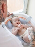 Miyoumi Складная ванночка для купания с гамаком, подставкой, ковшиком Blush — изображение 12