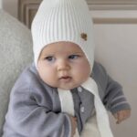 Наследник Выжанова Шапочка вязаная на завязках молочная