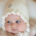 Наследник Выжанова Демисезонная шапка с рюшей молочная